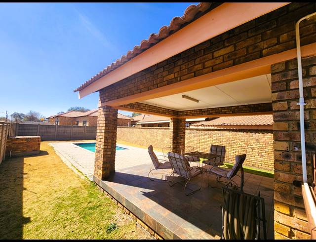 3 BEDROOM TOWNHOUSE FOR SALE IN RIVERSDALE